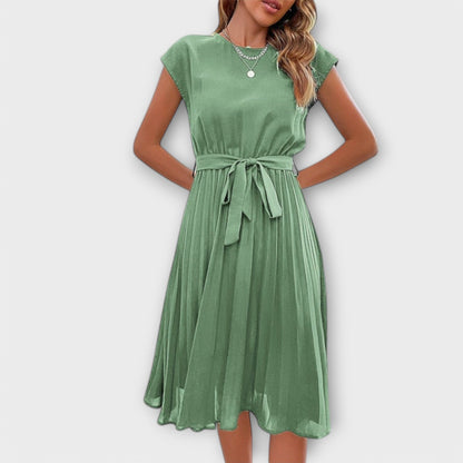 Lucy | Casual pleated midi dress with tie waist