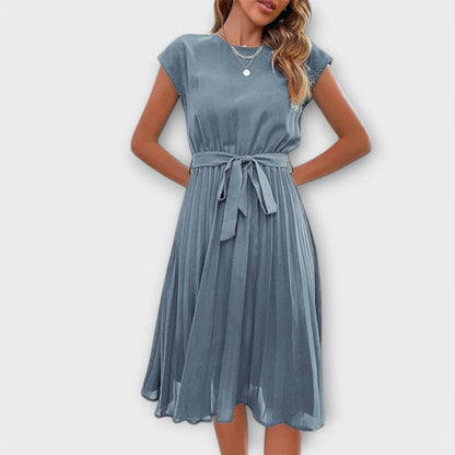 Lucy | Casual pleated midi dress with tie waist